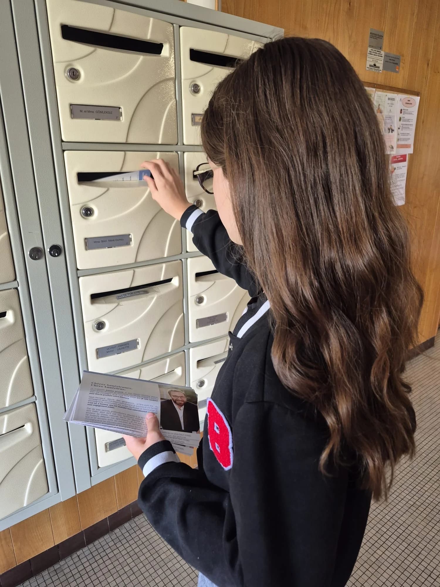 Bénévoles distribuant des flyers dans les boîtes aux lettres à Annecy