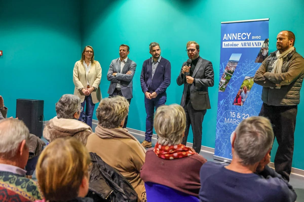 Espace vert bien entretenu dans une commune déléguée - Brigade de propreté dédiée