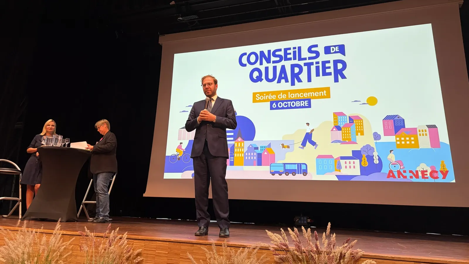 Prise de parole sur scène lors de la soirée de lancement des conseils de quartier à Annecy, le 6 octobre 2026