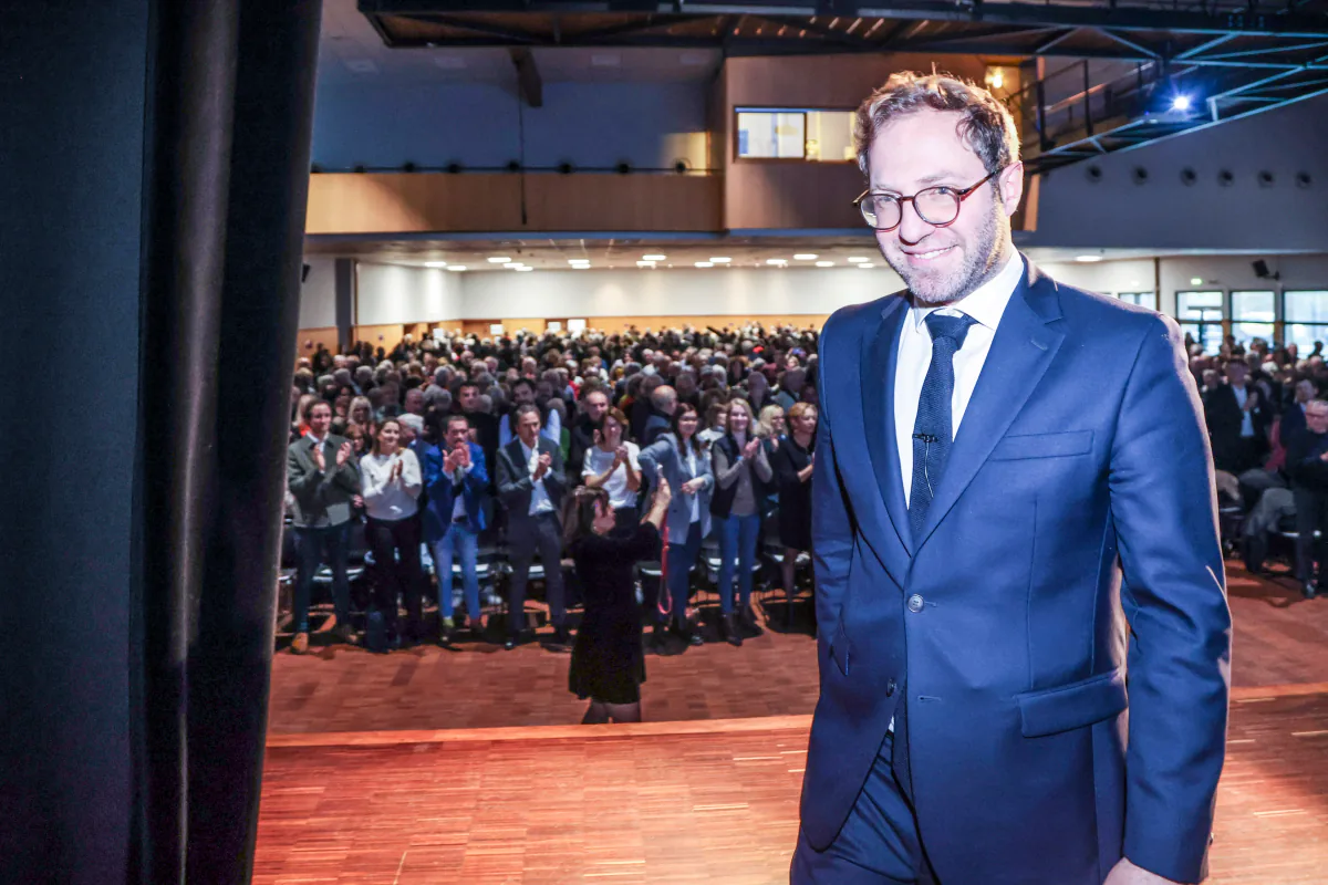 Antoine Armand lors d'un rassemblement au Cap Périaz, devant une large foule à Annecy - Les Acteurs d'Annecy - Programme municipal 2026