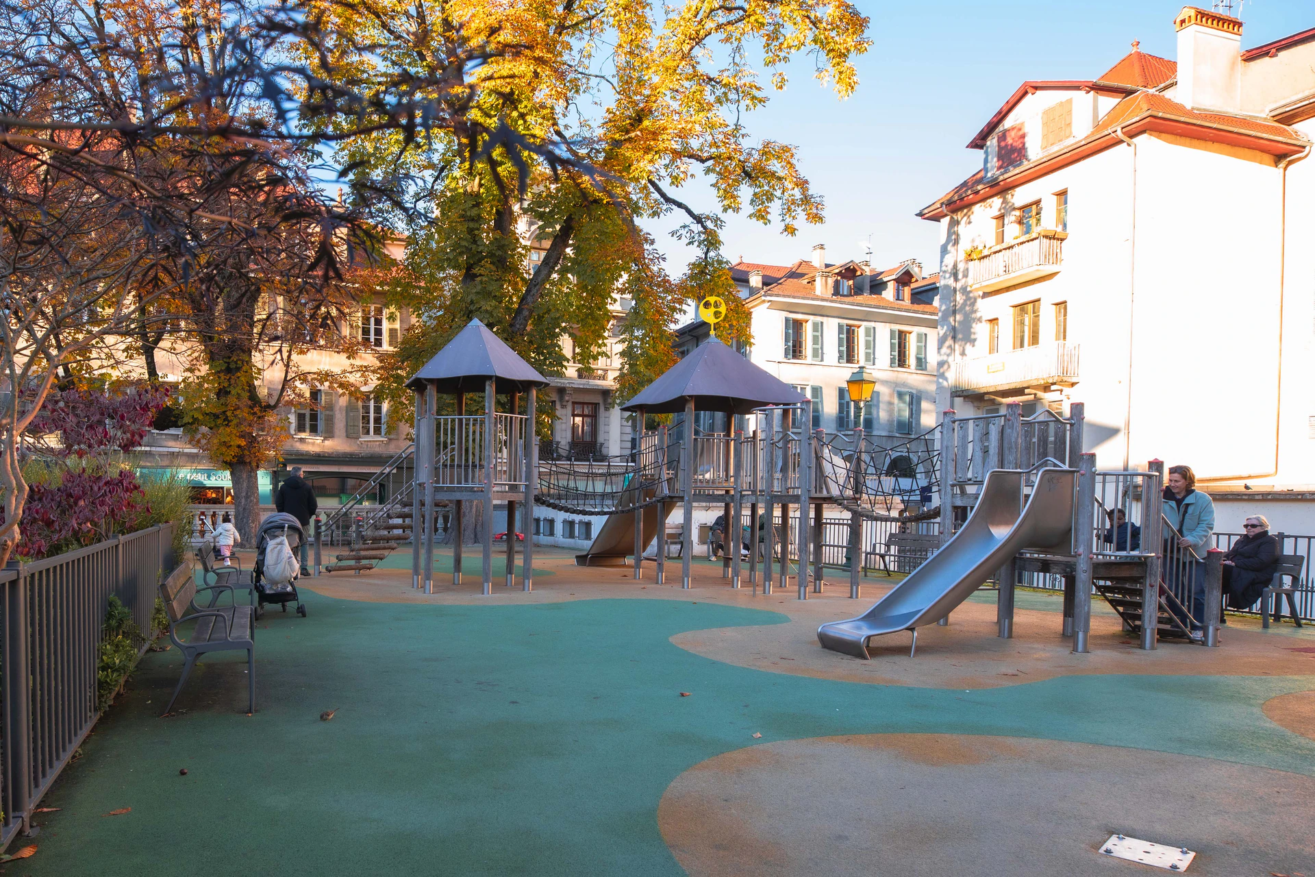 Parc de jeux pour enfants avec structures et tobogan à Annecy - Petite enfance et famille - Acteurs Annecy