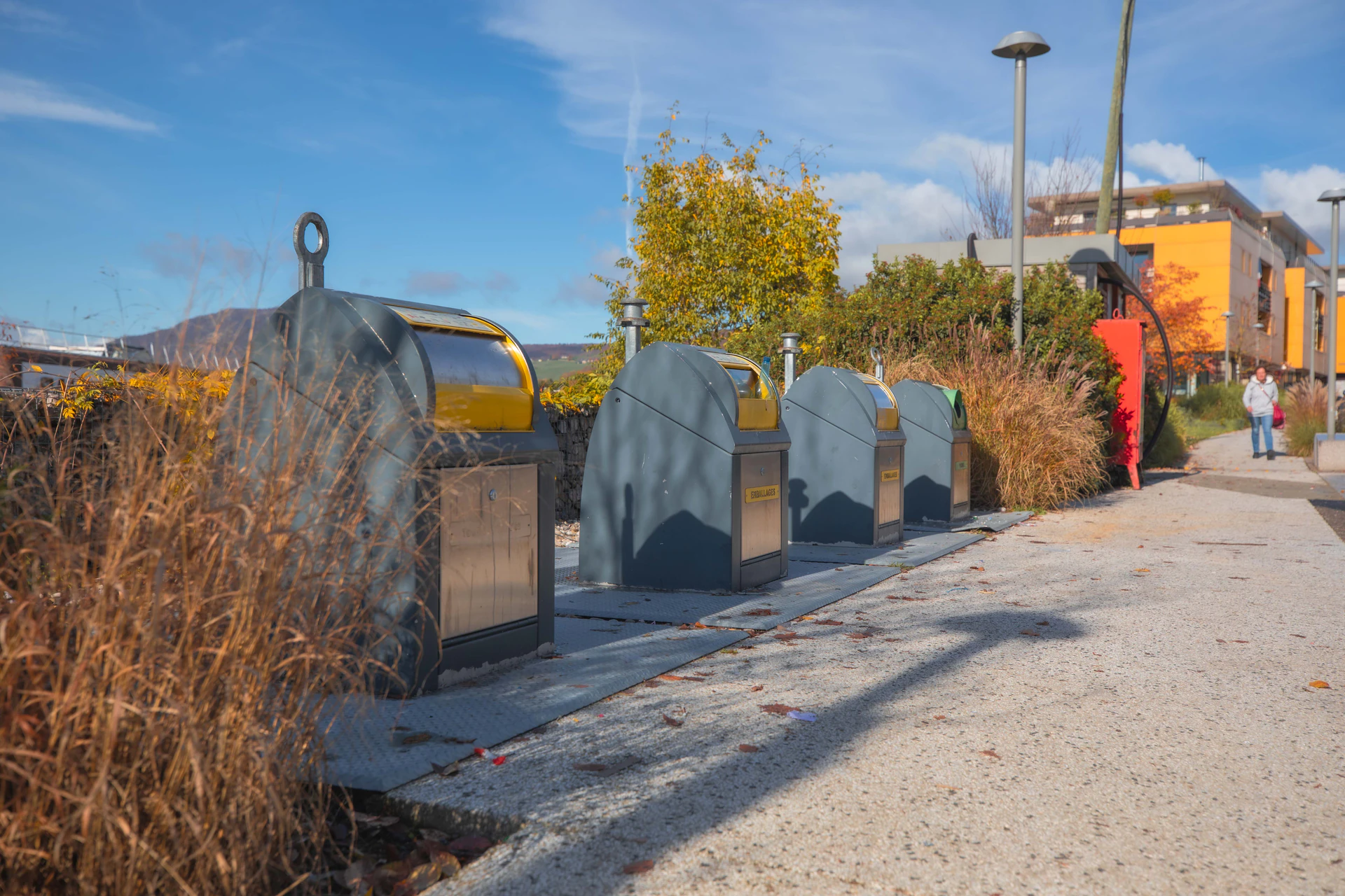 Rangée de conteneurs de tri et poubelles sur un trottoir à Annecy - Propreté et cadre de vie - Acteurs Annecy