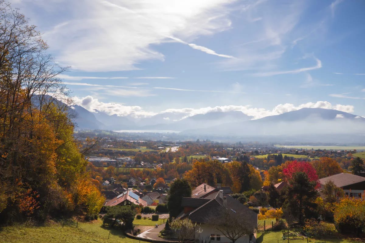 Quartier d'Annecy-le-Vieux avec services de proximité - Accueil de proximité dans les mairies déléguées