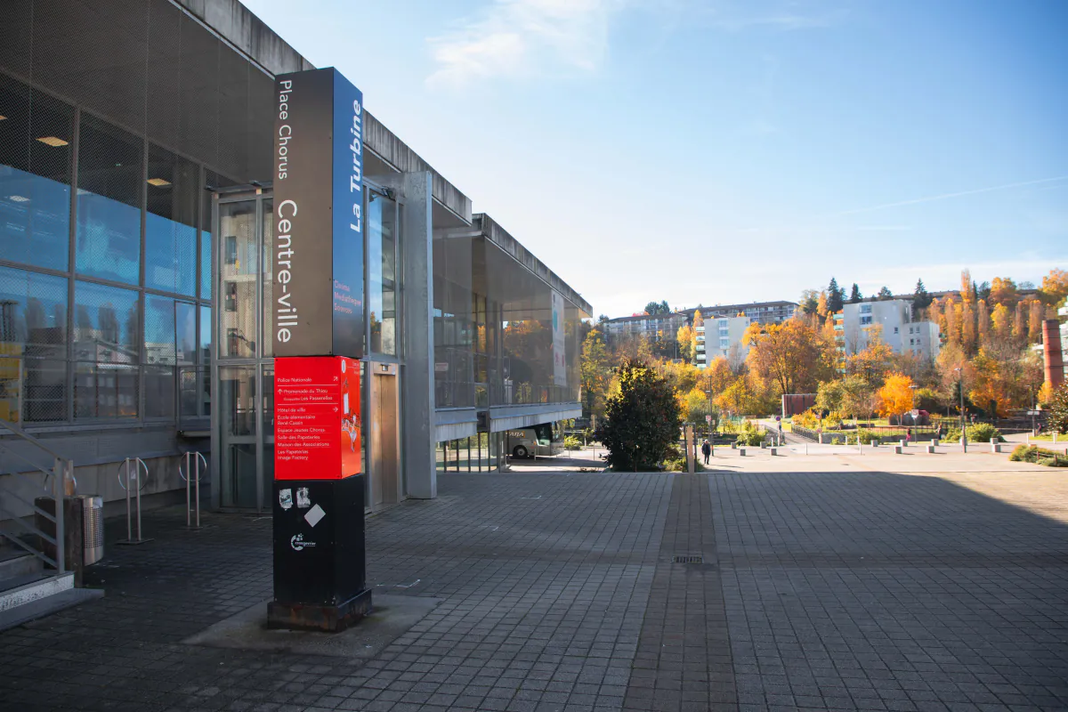 Centre-ville d Annecy - Cran-Gevrier: vue du centre culturel La Turbine avec façade vitrée et signalétique Centre-ville