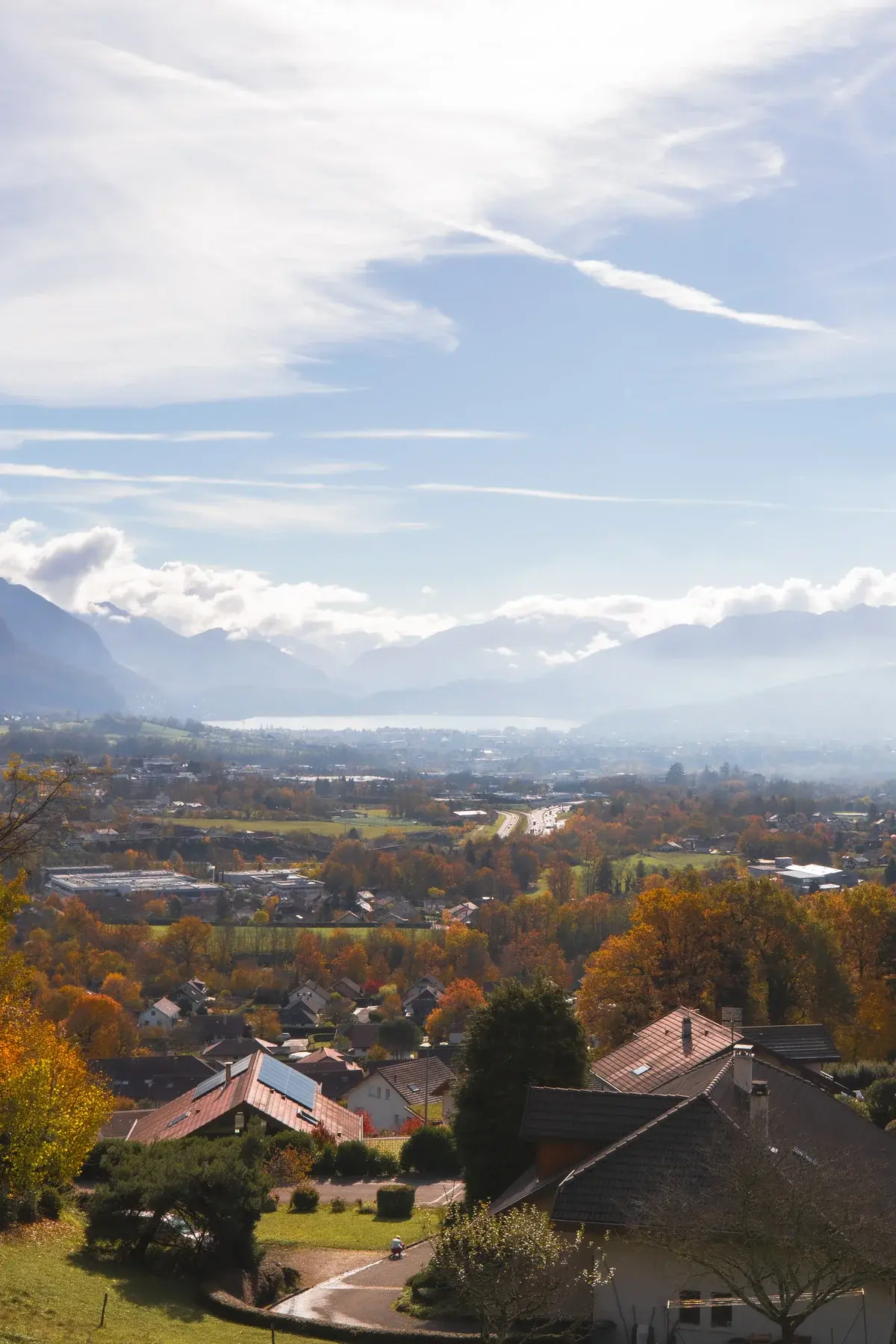 Panorama sur le lac d'Annecy et les montagnes depuis Annecy-le-Vieux, avec le village de Ferrière au premier plan.