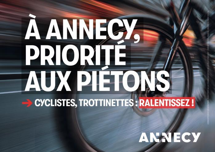 Affiche de la Ville : À Annecy, priorité aux piétons. Cyclistes, trottinettes : ralentissez !