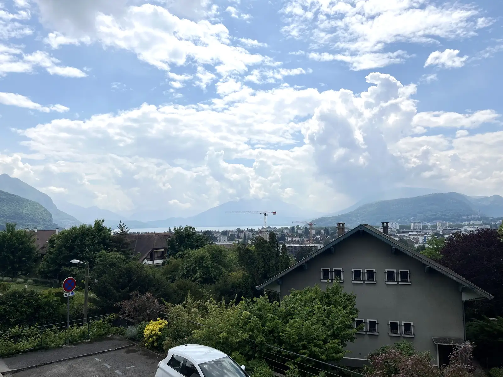 Vue sur Annecy et son lac depuis le parvis de la mairie déléguée d’Annecy-le-Vieux, en mai 2025