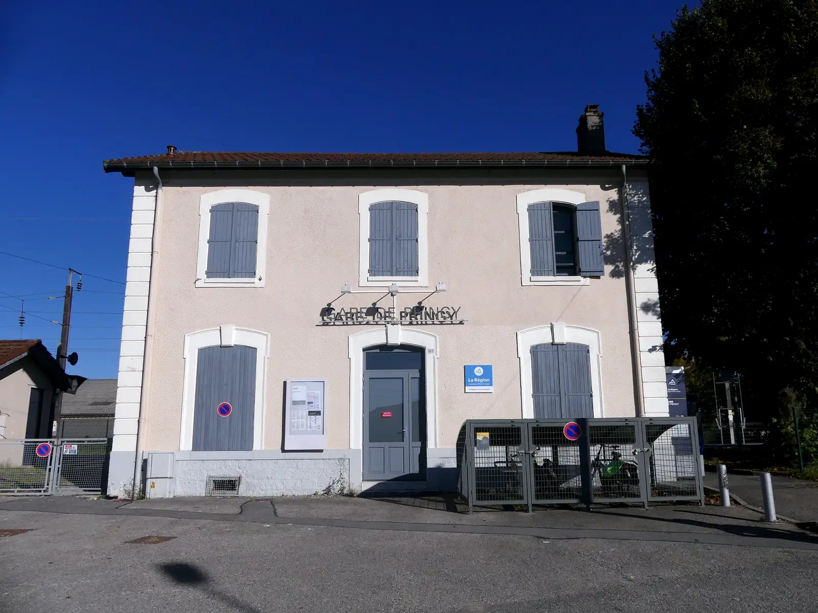 Bâtiment de la gare de Pringy, photographie d’archive prise en octobre 2021