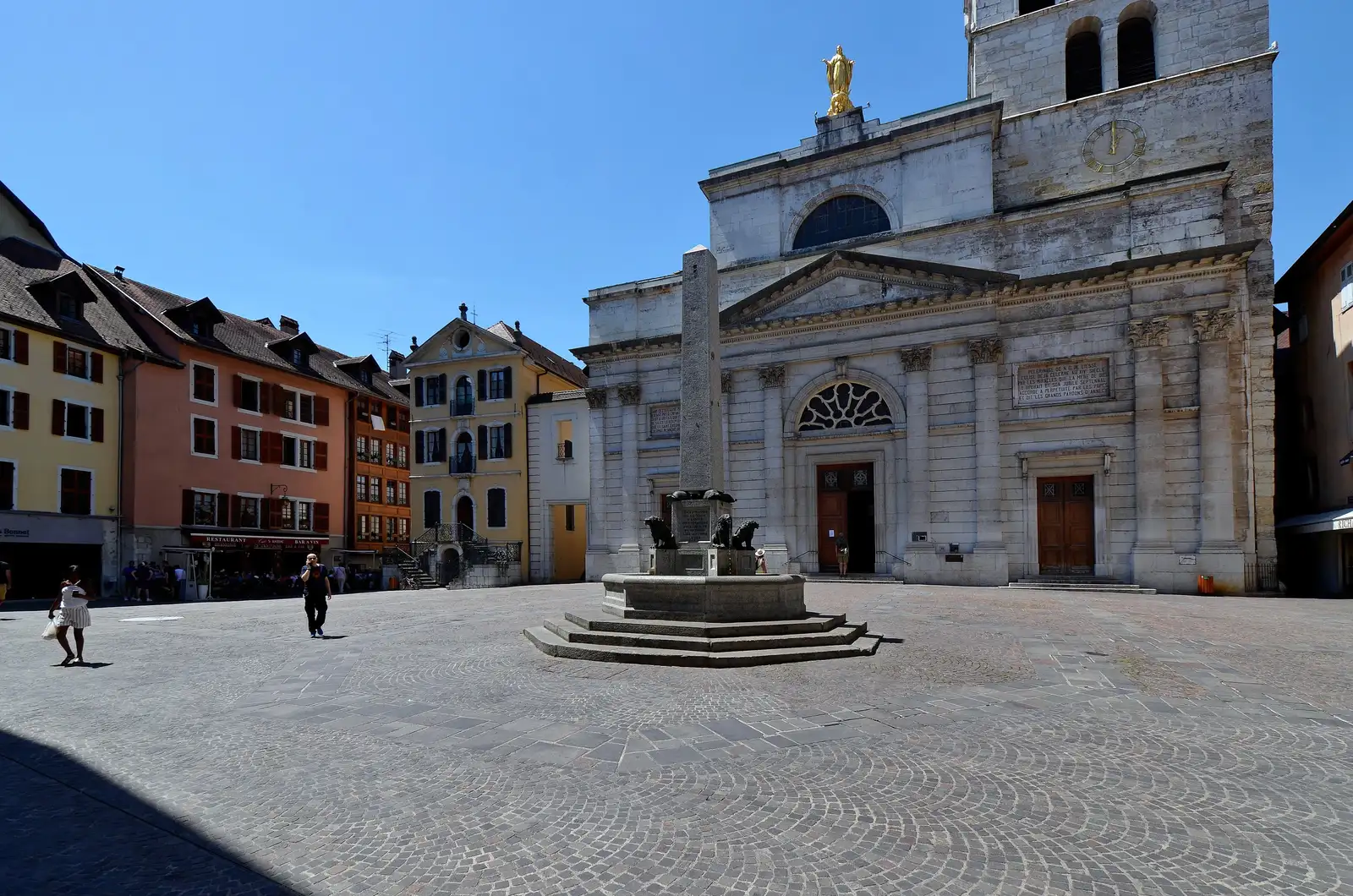 La place Notre-Dame et l’église Notre-Dame-de-Liesse à Annecy, photographiées en juin 2019.