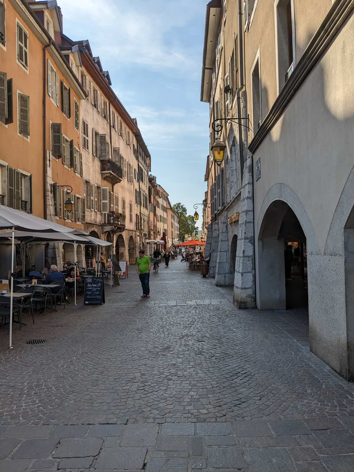 La rue du Pâquier depuis la place de la Libération, en octobre 2023