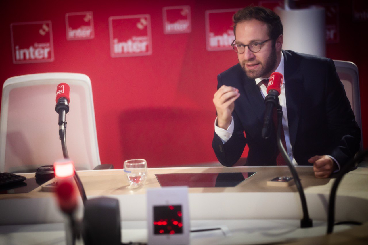 Photographie d'Antoine Armand dans les studios de France Inter. C'est un Acteur d'Annecy.